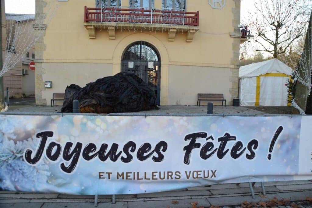 , Les Ulis, Linas, Arpajon; les entrées de la mairie de Tartas obstruées par des détritus