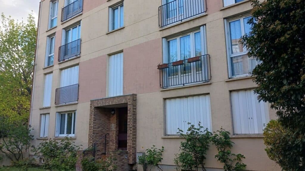 , Créteil; Créteil : elle larde son jeune voisin de coups de couteau