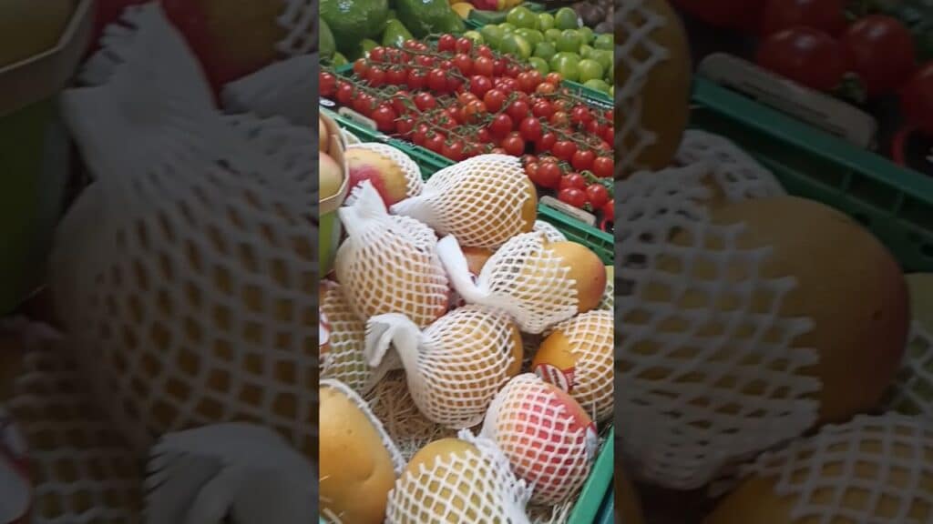 , Saint-Ouen-sur-Seine,marché Garibaldi Saint Ouen🍍🍓🍑🍒🥝🥭👈